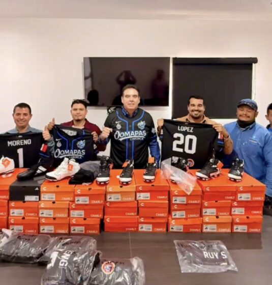 Entregó “El Cubano” equipo deportivo nuevo al representativo de sóftbol de Oomapas Caborca