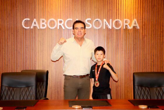 Felicita “El Cubano” al boxeador Mateo “El Tejón” Robles, el medallista nacional de boxeo más joven de Caborca.