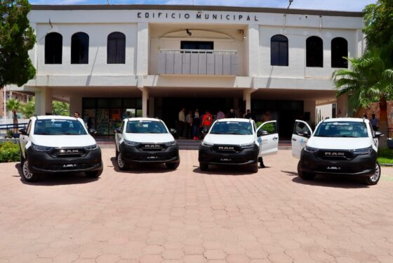 Entrega “El Cubano” 4 nuevas unidades vehiculares a Oomapas.