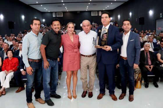 Reconoció “El Cubano” a Lorena Lizárraga y Carlos “El Mochomo” Parra durante su Quinto Informe de Gobierno