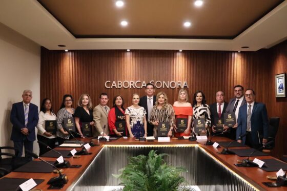 Entrega Abraham “El Cubano” Mier el libro del Quinto Informe de Gobierno al Cabildo de Caborca.