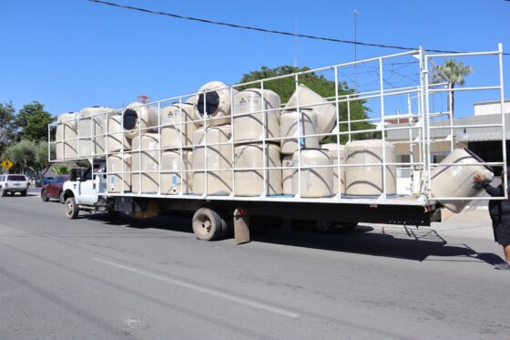 Continúa la entrega de tinacos y cemento a familias caborquenses